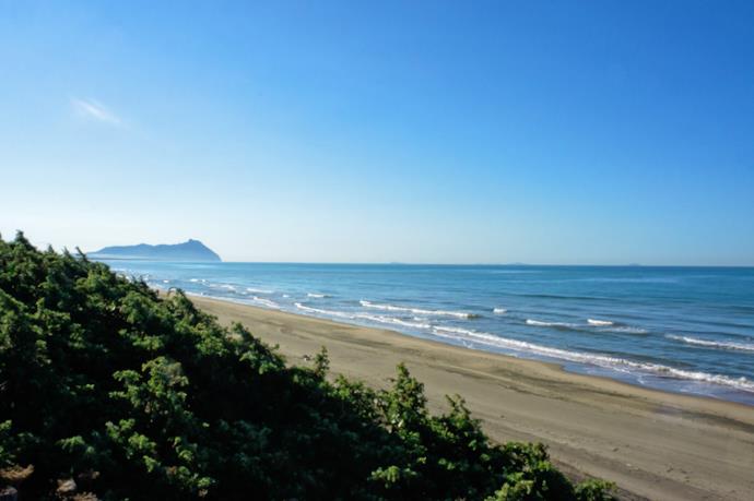 La spiaggia di Sabaudia incastonata tra natura lussureggiante e mare.