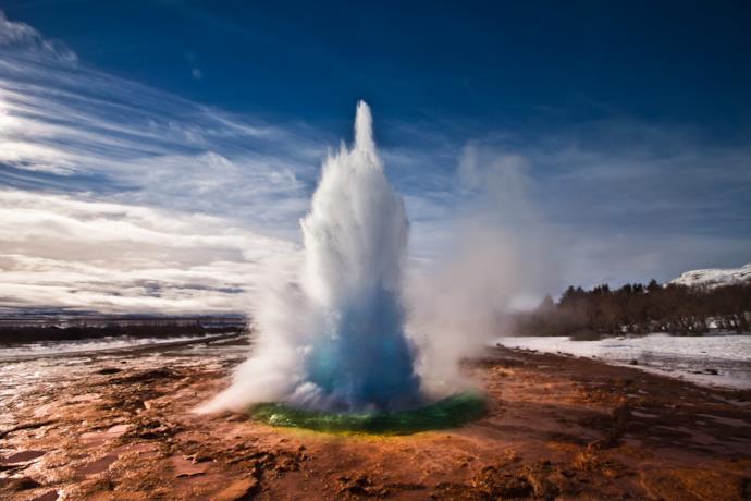 L'esplosione di un geyser nel contesto islandese