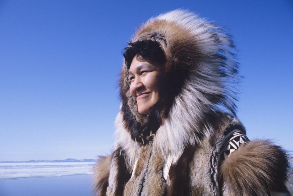 Donna inuit con pelliccia tipica