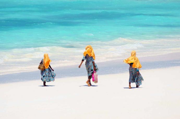 Ragazze in abiti tradizionali sulla spiaggia a Zanzibar
