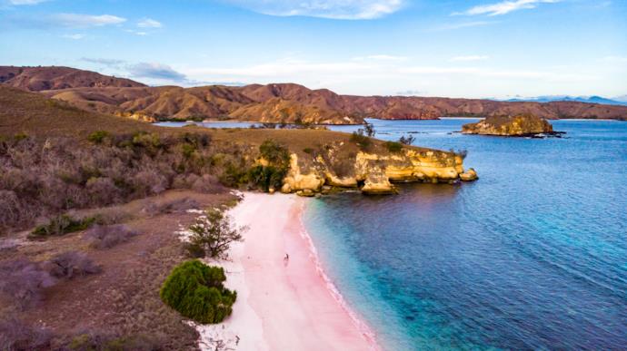 I frammenti di corallo rendono la spiaggia indonesiana di Tangsi di colore rosa