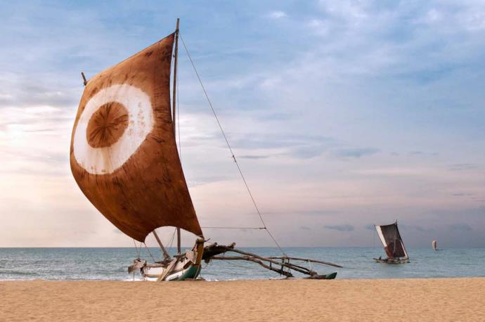 Imbarcazione tradizionale cingalese su una spiaggia