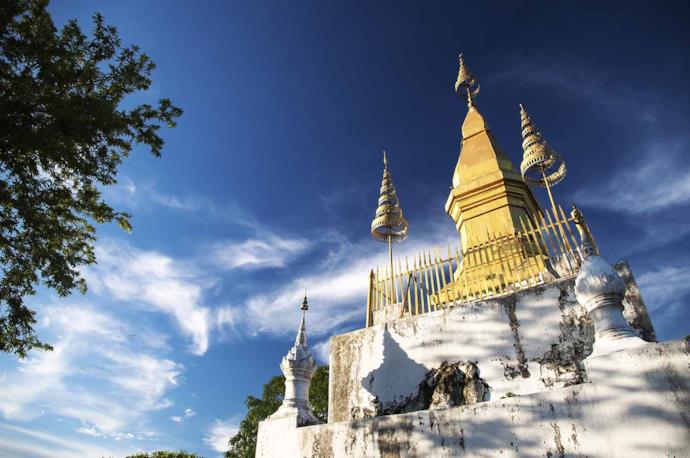 Stupa dorato presso il Wat Chom Si a Luang Prabang, Laos