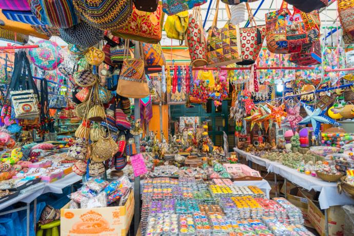 Un mercato indiano con oggettistica tipica e colorata