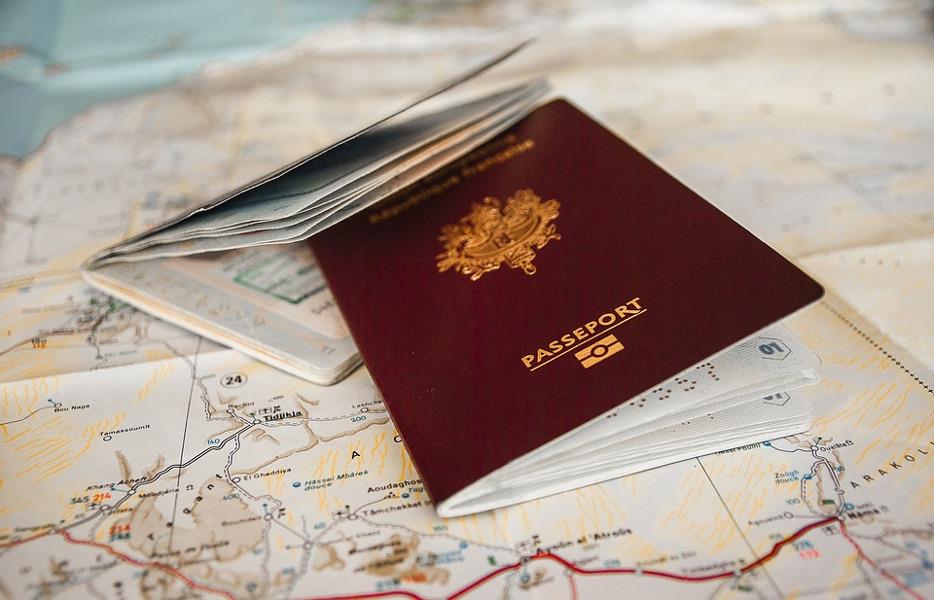 Due passaporti e una mappa