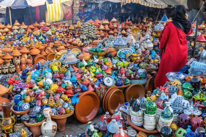 Ceramiche in vendita in un souk di Meknès