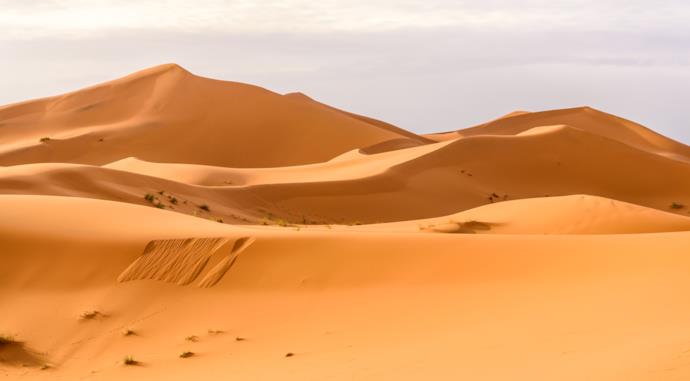 I contrasti cromatici tra le dune del deserto marocchino e il cielo
