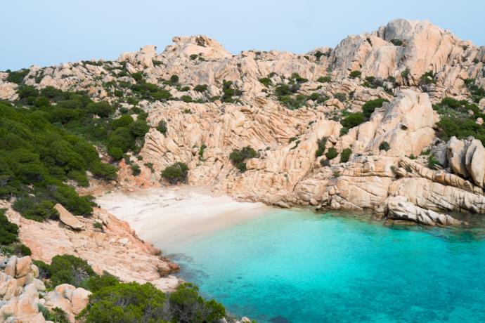 Cala Coticcio sull'isola di Caprera, una delle spiagge più belle della Sardegna