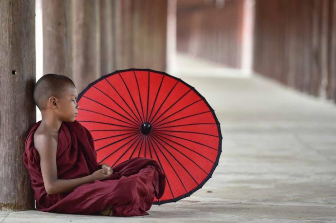 Giovane monaco buddista riposa