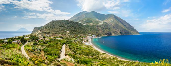 Due sponde della bellissima isola di Filicudi nelle Eolie