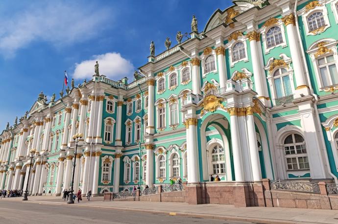 Facciata del Palazzo d'Inverno a San Pietroburgo in Russia