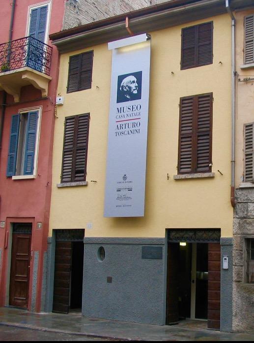 La facciata della casa natale di Arturo Toscanini