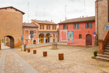 Dozza, Galatina, San Gusmè, l'Italia nascosta: tre località sconosciute e tutte da scoprire nel 2019