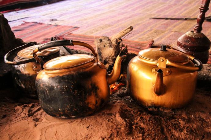 Teiere in una casa tradizionale beduina