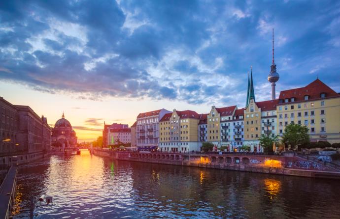 immagine di Berlino vista dal fiume Sprea all'imbrunire