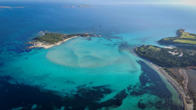 Il mare blu che la lambisce la spiaggia di Piantarella e l'isola antistante.