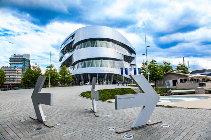 La facciata futuristica del Mercedes-Benz Museum caratterizzata da linee ovali.