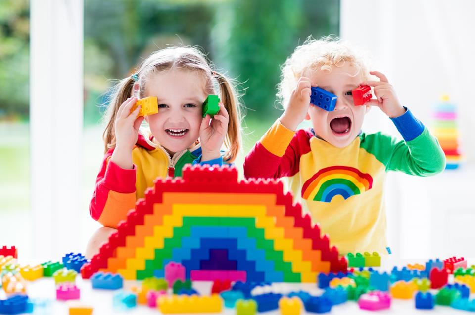Due bambini giocano con i Lego