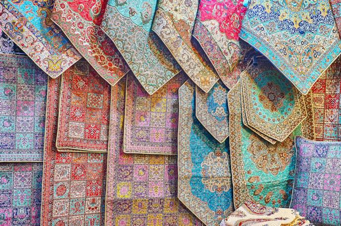 Stoffe tradizionali in un bazaar a Shiraz, Iran