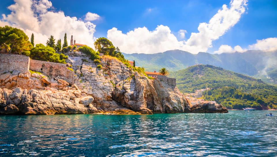 Una costa rocciosa del Montenegro