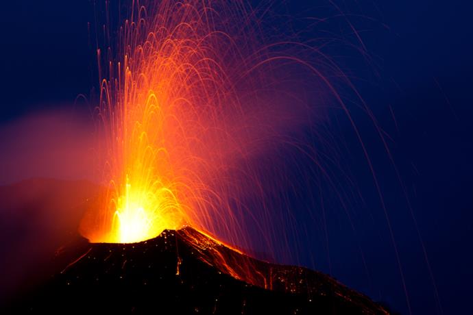 Eruzione notturna del vulcano di Stromboli