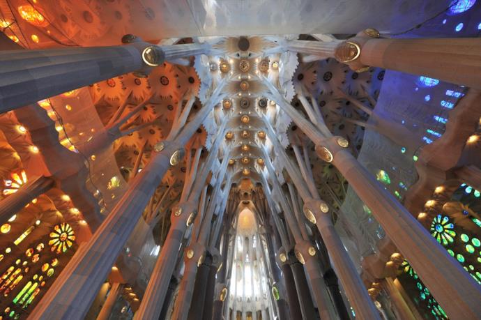 Scorcio interno delle architetture moderniste della Sagrada Familia