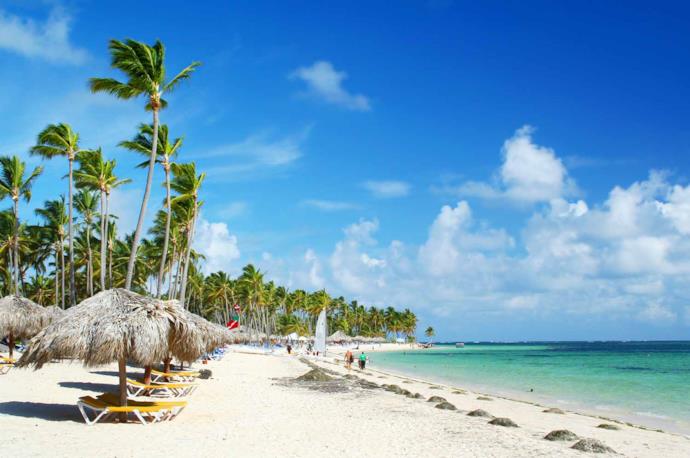 Spiaggia con ombrelloni a Cuba