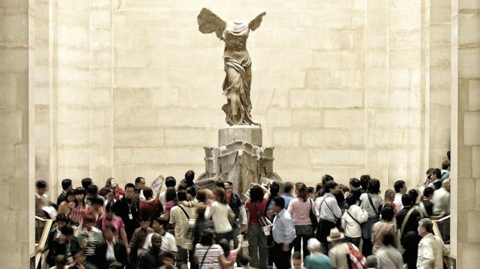 La Nike di Samotracia, scultura iconica del Louvre