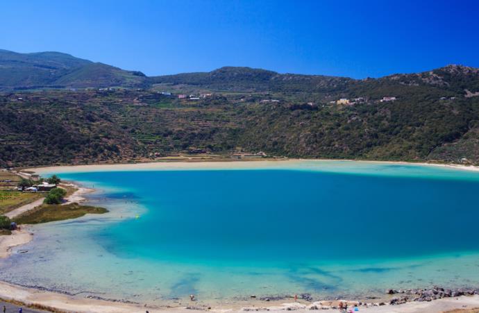 Le acque azzurro-verdi del lago di Pantelleria