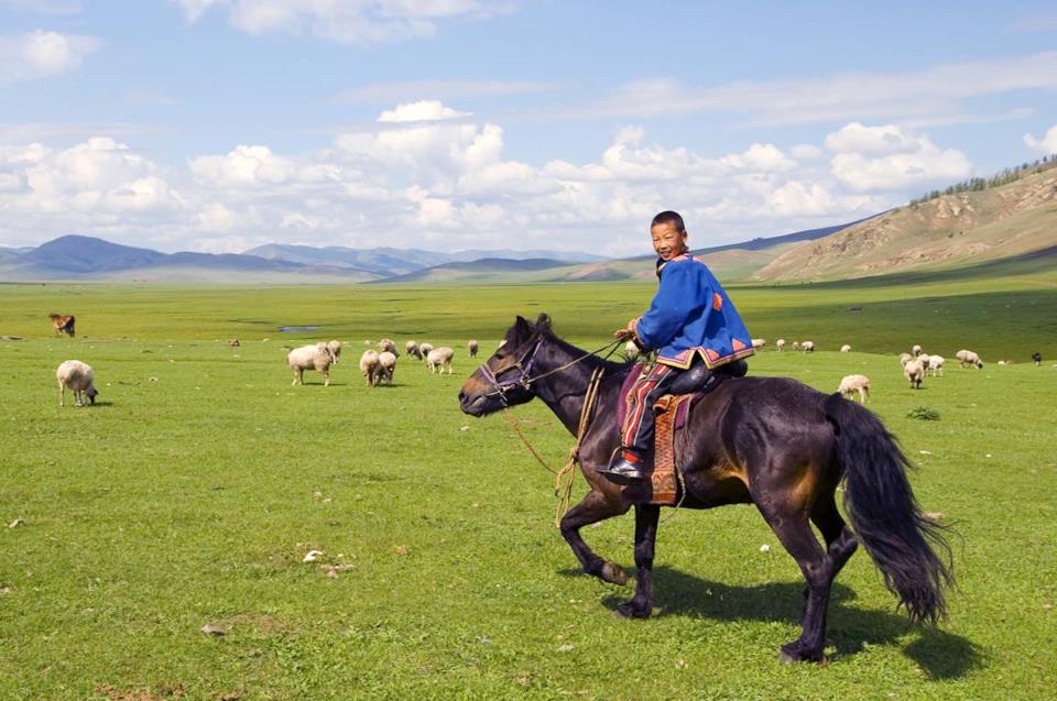 Ragazzo a cavallo nella steppa della Mongolia