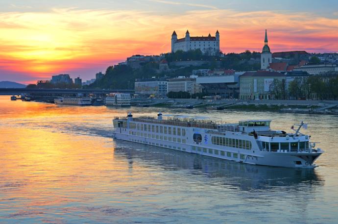 Vista del Castello di Bratislava e del Danubio