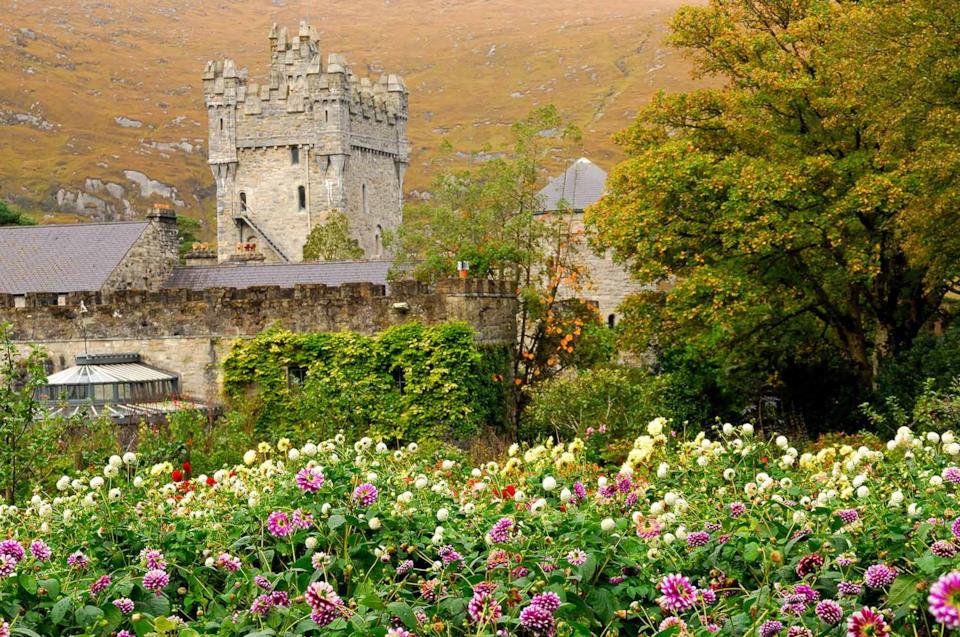 Giardini di Kylemore Abbey in Irlanda