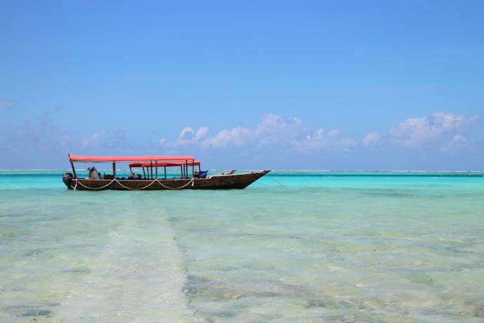 Spiaggia di Zanzibar con un barca