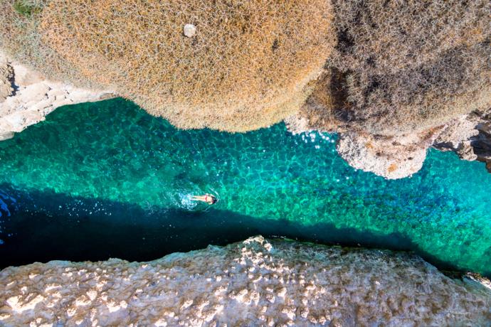Rocce da cui tuffarsi e mare cristallino: la spiaggia di Papafragas a Milos