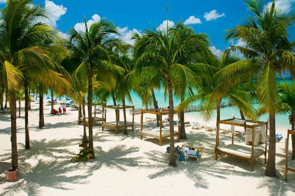 Lettini luxury su una spiaggia attrezzata di Cuba
