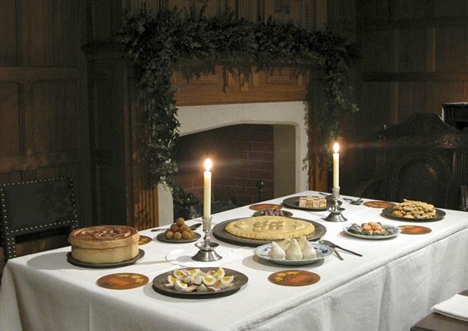 Una tavola imbandita per Natale in una stanza d'epoca