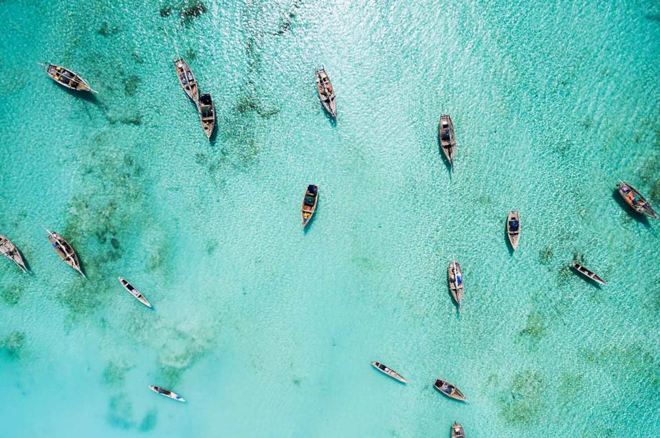 Barche riprese dall'alto nel mare di Zanzibar