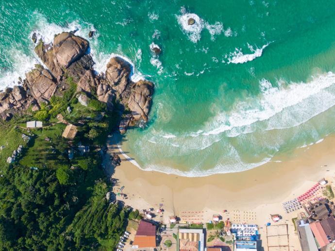 Spiaggia di Joaquina Beach in Brasile vista dall'alto.