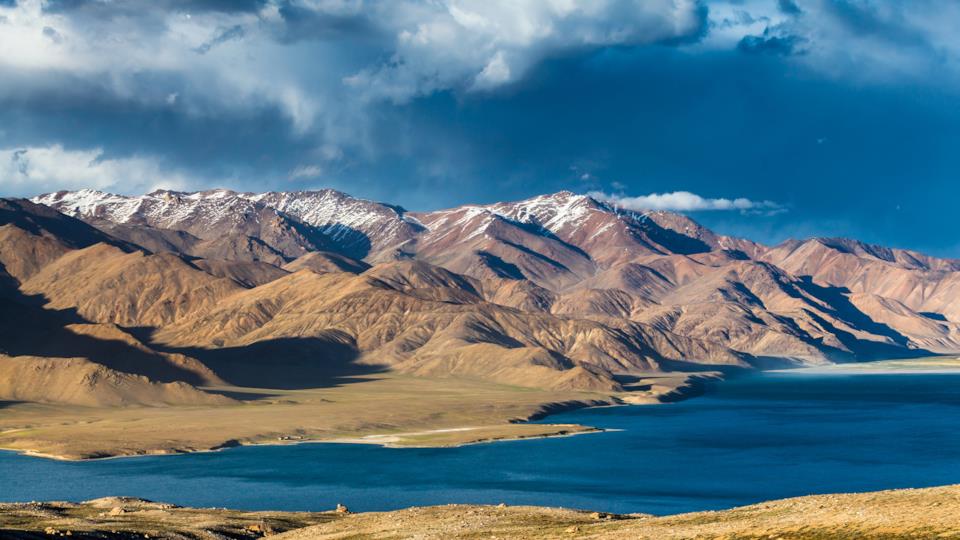 Montagne e lago nel Pamir in Tagikistan