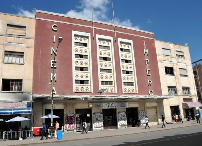 L'imponente ingresso del Cinema Impero di Asmara
