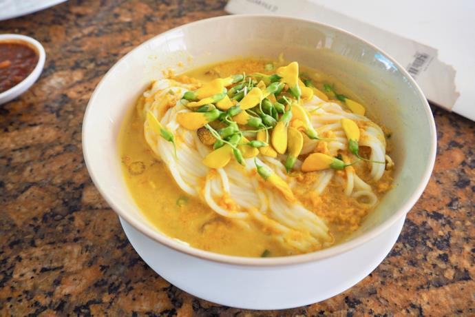 Num Banh Chok, piatto a base di spaghetti e pesce