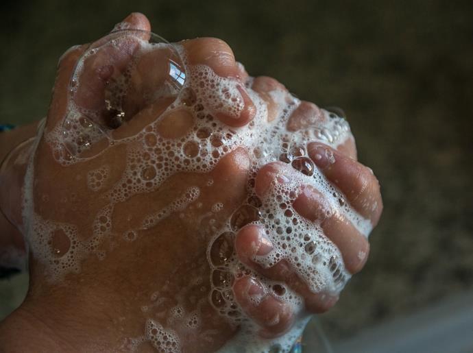 Lavarsi le mani per prevenire contaminazioni