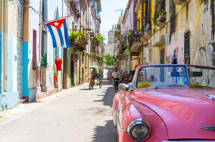 Auto tipica cubana in una strada a Cuba