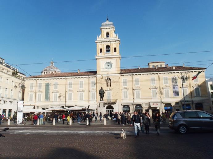 Piazza Garibaldi e la facciata di Palazzo del Governatore