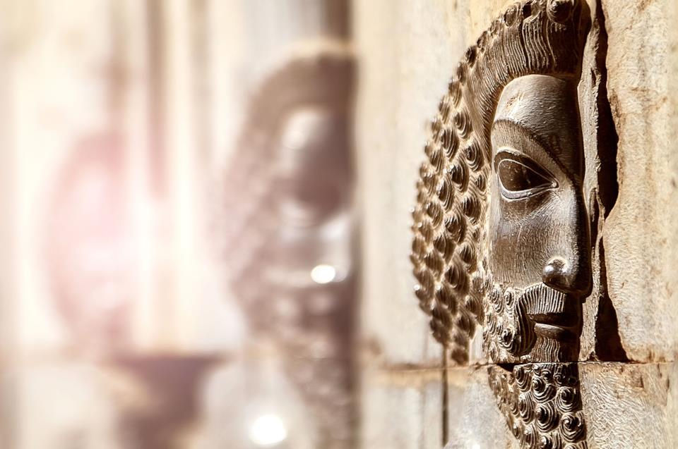 Un volto scavato nelle rovine di Persepoli, Iran