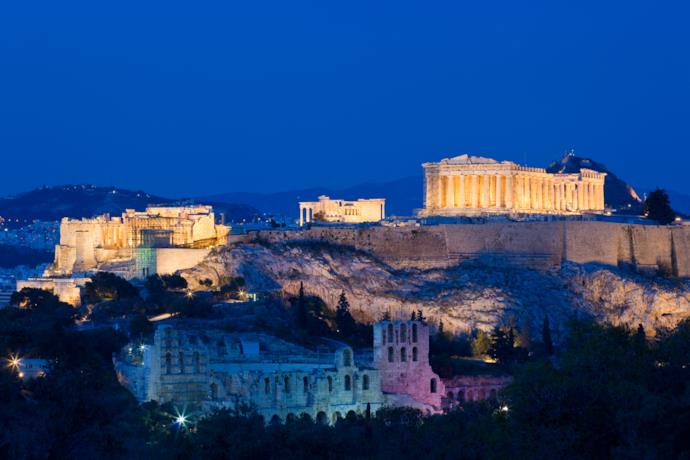 L'Acropoli risplende di notte