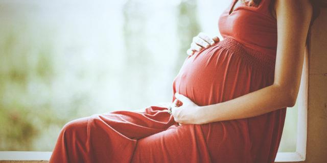 Una donna incinta vestita di rosso