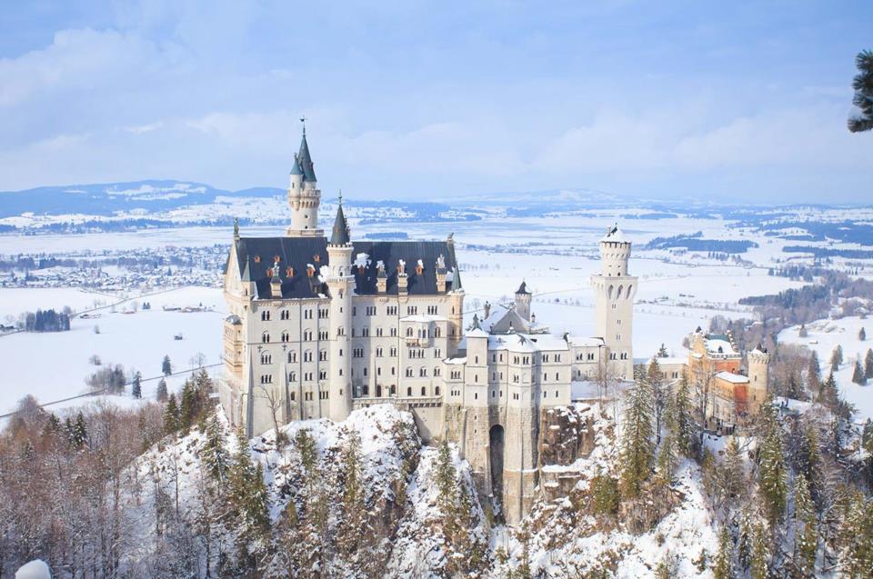 Il castello di Neuschwanstein con la neve in Germania