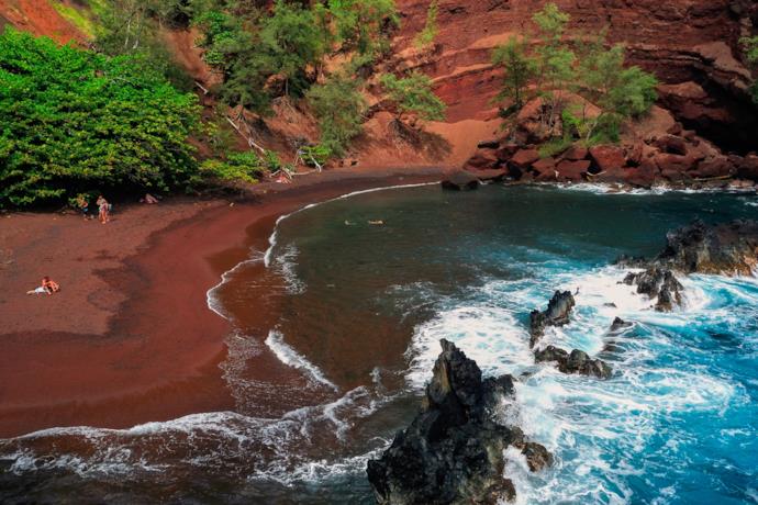 Kaihalulu Beach, la spiaggia rossa hawaiana creata da sedimenti di ferro di origine vulcanica