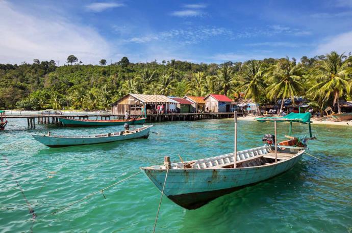 Barche tradizionali nel mare di Kep in Cambogia